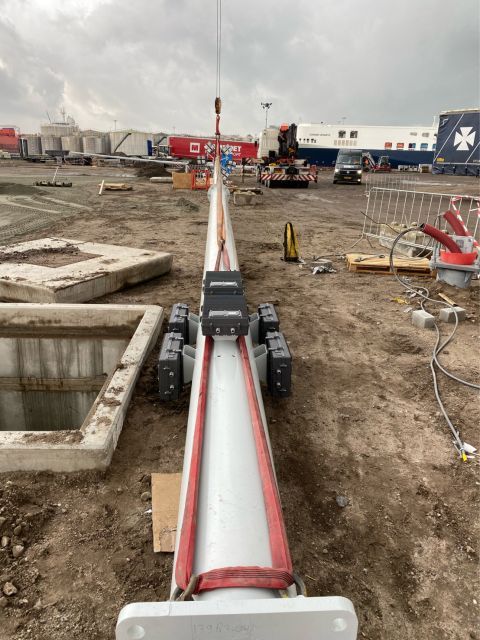 Liggende hoogmast aan een hijskraan op het terrein